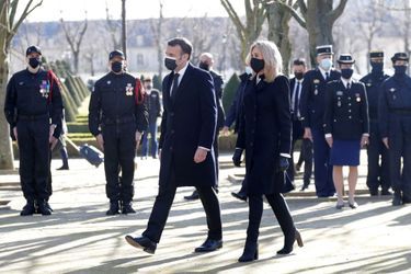 Emmanuel et Brigitte Macron jeudi lors d'une cérémonie aux Invalides pour la deuxième Journée nationale d'hommage aux victimes du terrorisme.