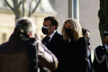 Emmanuel et Brigitte Macron jeudi lors d'une cérémonie aux Invalides pour la deuxième Journée nationale d'hommage aux victimes du terrorisme.