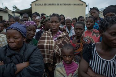 Des victimes du cyclone photographiées au Mozambique. 