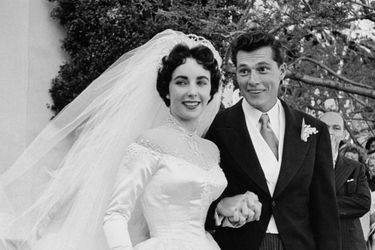 Elizabeth Taylor le jour de son mariage avec Conrad Nicholson Hilton Jr. (dit «Nicky Hilton»), l'héritier de la chaîne des hôtels. Leur union a duré 13 mois entre 1950 et 1951.