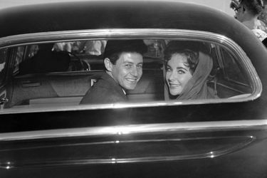 Elizabeth Taylor le jour de son mariage avec le chanteur Eddie Fisher en mai 1959. Leur relation avait fait scandale car elle avait débuté alors que celui-ci était encore marié à Debbie Reynolds. Le divorce fut prononcé en 1964.