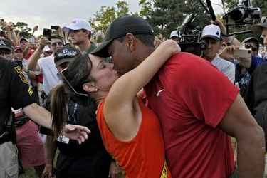 Erica Herman et Tiger Woods célèbrent la victoire du golfeur lors du Tour Championship au East Lake Golf Club le 23 septembre 2018 à Atlanta, Géorgie