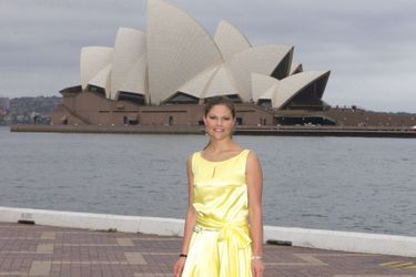 La princesse héritière Victoria de Suède devant l'Opéra de Sydney, le 16 mars 2005