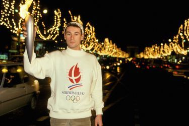 Patrick Dupond, porteur de la flamme olympique sur les Champs-Elysées le 7 décembre 1991 à Paris, France. 