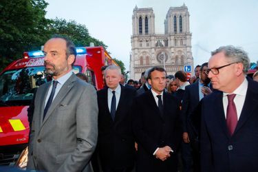 Emmanuel Macron devant la cathédrale Notre-Dame de Paris lundi en début de soirée.