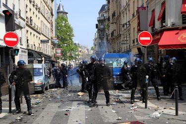 Des policiers durant la manifestation du 1er mai, à Paris. 