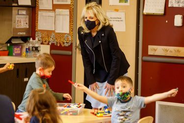 Jill Biden avec des enfants de militaires scolarisés à Twentynine-Palms, en Californie, le 10 mars 2021.