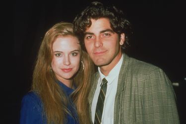 Kelly Preston (devenue en 1991 l&#039;épouse de John Travolta) et George Clooney en 1987. Le couple s&#039;est fréquenté pendant deux années jusqu&#039;en 1989.