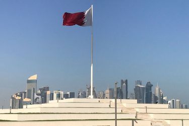 Le drapeau du Qatar flotte à Doha. Image d'illustration. 