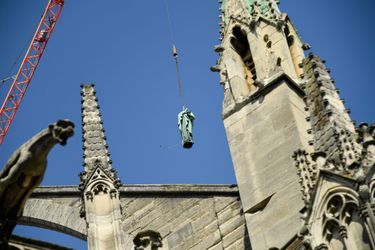 Les statues de cuivre ont été décrochées de la flèche de la cathédrale Notre-Dame pour être restaurées.