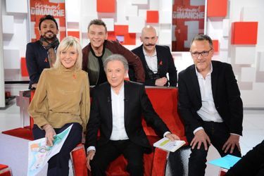 Michel Drucker entouré par Chantal Ladesou, Willy Rovelli, Jeanfi Janssens, Viktor Vincent et Emmanuel Chaunu