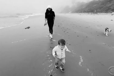 Meghan et Harry ont dévoilé de nouvelles images avec Archie, comme ici lors d&#039;une promenade à la plage