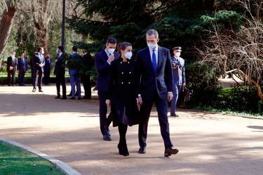 La reine Letizia et le roi Felipe VI d&#039;Espagne suivi du chef du gouvernement Pedro Sanchez dans le jardin Campo del Moro à Madrid, le 11 mars 2021