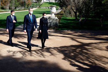 La reine Letizia et le roi Felipe VI d&#039;Espagne avec le Premier ministre Pedro Sanchez à Madrid, le 11 mars 2021