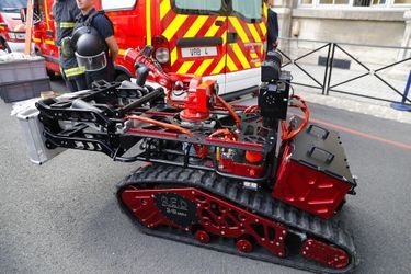 Colossus, le robot des pompiers qui a aidé à éteindre l&#039;incendie de Notre-Dame de Paris.