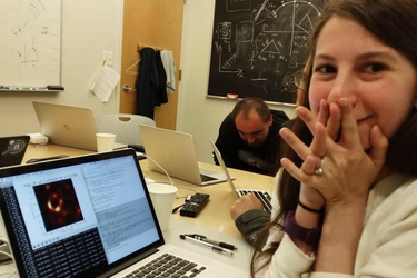 Katie Bouman découvre la première photographie d'un trou noir.