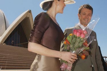 La princesse Mary et le prince héritier Frederik de Danemark devant l'Opéra de Sydney, le 7 mars 2005