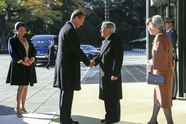 La princesse Alexandra de Luxembourg avec son père le grand-duc Henri, l'impératrice Michiko et l'empereur Akihito du Japon, à Tokyo le 27 novembre 2017