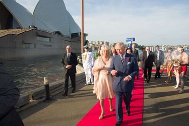 Le prince Charles et la duchesse de Cornouailles Camilla devant l'Opéra de Sydney, le 9 novembre 2012