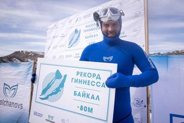 Alexey Molchanov a revendiqué mardi un nouveau record en descendant à 80 mètres de profondeur en apnée dans les eaux glacées du Baïkal en Sibérie.