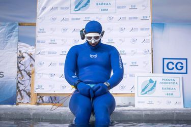 Alexey Molchanov a revendiqué mardi un nouveau record en descendant à 80 mètres de profondeur en apnée dans les eaux glacées du Baïkal en Sibérie.