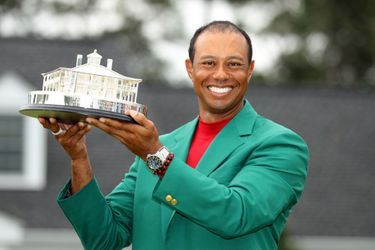 Tiger Woods soulève le trophée du Masters d'Augusta.