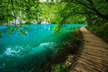 3e: Le parc national des lacs de Plitvice est une réserve forestière de 295 km² au centre de la Croatie connue pour sa chaîne de 16 lacs en terrasse, liés par des cascades, qui s'étendent dans un canyon calcaire.