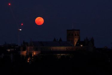 La pleine lune du 27 février 2021, derrière la cathédrale Saint-Alban de Saint Albans, au Royaume-Uni.