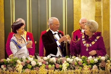 Le roi Carl XVI Gustaf de Suède et la reine Silvia avec la reine Beatrix des Pays-Bas lors de la visite d&#039;Etat du couple royal suédois aux Pays-Bas, le 21 avril 2009