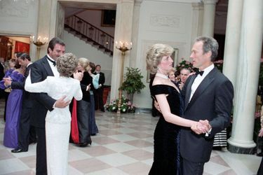 La princesse Diana dansant avec Clint Eastwood à la Maison Blanche à Washington, le 9 novembre 1985