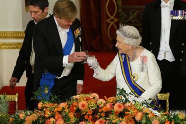 Le roi Willem-Alexander des Pays-Bas et la reine Elizabeth II d'Angleterre lors de la visite d'Etat du couple royal néerlandais au Royaume-Uni, le 23 octobre 2018