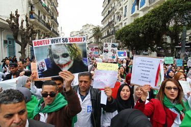 Les manifestants sont toujours aussi nombreux dans la rue, comme ici à Alger.