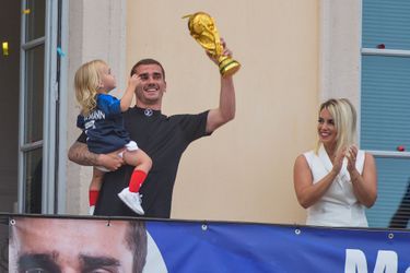 Antoine Griezmann, son épouse Erika et leur fille Mia en juillet 2018