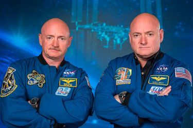 A droite, Scott Kelly, à gauche, son frère jumeau Mark, qui a passé plus d'un an dans l'espace. 