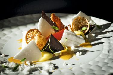 Dessert de carottes confites à la passion, meringue géranium, éclats de chocolat noir, crème  au yuzu, tuile de citron. 