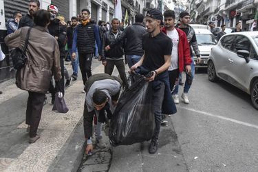 Nettoyage des rues à Alger, le 15 mars.