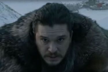 Jon Snow sur le dos du dragon de Daenerys dans l&#039;épisode 1 de la saison 8.