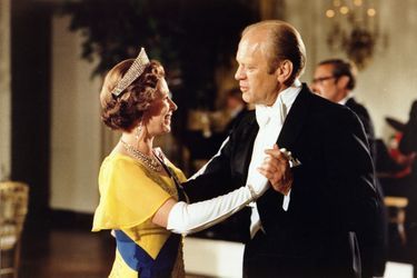 La reine Elizabeth II dansant avec le président des Etats-Unis Gerald Ford à la Maison Blanche à Washington, en 1976