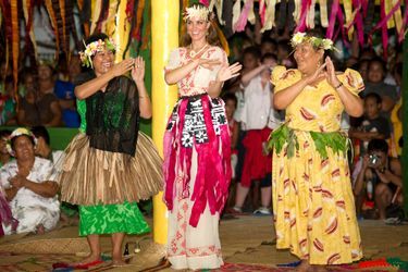 Kate Middleton, duchesse de Cambridge, dansant le fatele à Funafuti dans l&#039;archipel des Tuvalu, le 18 septembre 2012