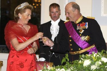 La reine des Belges Paola et le roi Harald V de Norvège lors de la visite d&#039;Etat du couple royal norvégien en Belgique, le 20 mai 2003