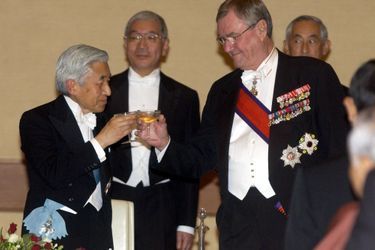 L&#039;empereur du Japon Akihito et le prince consort Henrik de Danemark lors de la visite d&#039;Etat du couple royal danois au Japon, le 16 novembre 2004