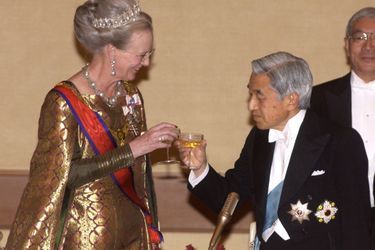 La reine Margrethe II de Danemark avec l&#039;empereur du Japon Akihito lors de la visite d&#039;Etat du couple royal danois au Japon, le 16 novembre 2004