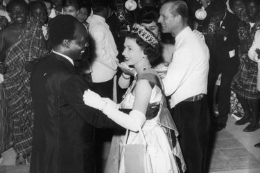 La reine Elizabeth II dansant avec le président du Ghana Kwame Nkrumah à Accra, et le prince Philip, le 20 novembre 1961
