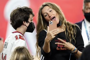 Gisele Bündchen et ses enfants après la victoire de Tom Brady et les Buccaneers de Tampa Bay au Super Bowl le 7 février 2021
