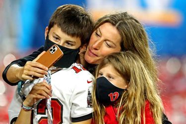 Gisele Bündchen et ses enfants après la victoire de Tom Brady et les Buccaneers de Tampa Bay au Super Bowl le 7 février 2021