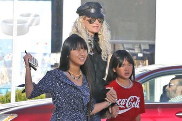 Jade Hallyday avec sa mère Laeticia et sa soeur Joy à Los Angeles en décembre 2018