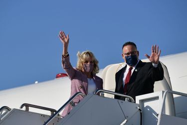 Jill Biden et Miguel Cardona à l'aéroport d'Erie, en Pennsylvanie, le 3 mars 2021.