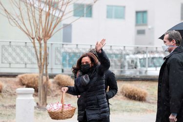 Kamala Harris et Douglas Emhoff ont distribué des cookies au personnel soignant d'un centre médical de Washington, le 13 février 2021.