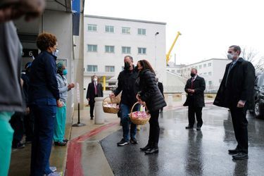 Kamala Harris et Douglas Emhoff ont distribué des cookies au personnel soignant d'un centre médical de Washington, le 13 février 2021.