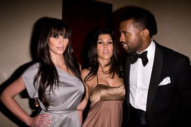 Kim Kardashian, Kourtney Kardashian et Kanye West lors d&#039;une soirée à Los Angeles en décembre 2008
